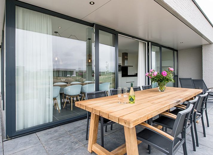 Modernes Esszimmer in der Zandbank 18 | De Groote Duynen, Kamperland, mit Blick auf Natur und Wasser.