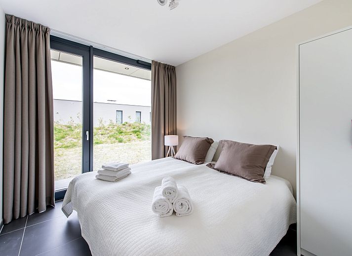 Geraeumige Terrasse mit Holztisch in der Zandbank 18 | De Groote Duynen, Kamperland, Zeeland.