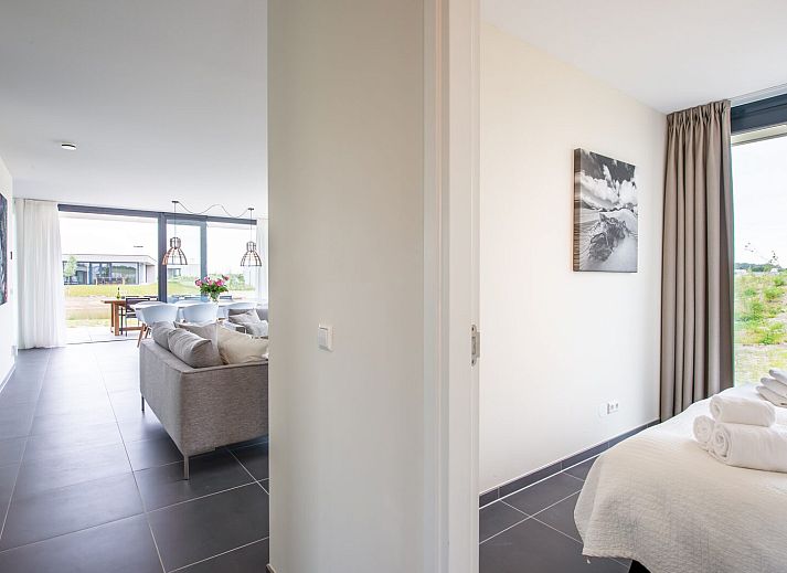 Geraeumige Terrasse mit Holztisch in der Zandbank 18 | De Groote Duynen, Kamperland, Zeeland.