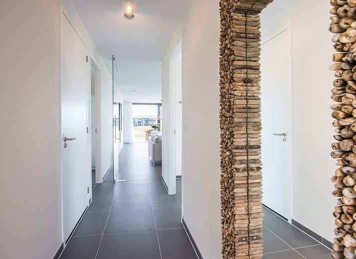 Geraeumige Terrasse mit Holztisch in der Zandbank 18 | De Groote Duynen, Kamperland, Zeeland.