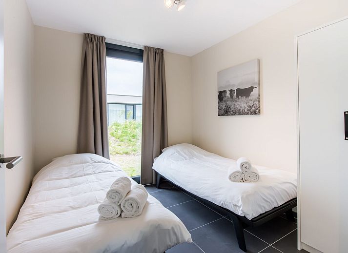 Geraeumige Terrasse mit Holztisch in der Zandbank 18 | De Groote Duynen, Kamperland, Zeeland.