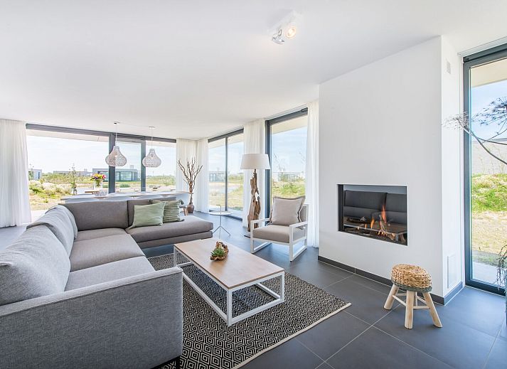 Geniet van een ontspannen terras bij Zandbank 14, De Groote Duynen in Kamperland, met uitzicht op het serene water.