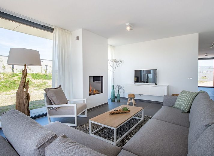 Geniet van een ontspannen terras bij Zandbank 14, De Groote Duynen in Kamperland, met uitzicht op het serene water.