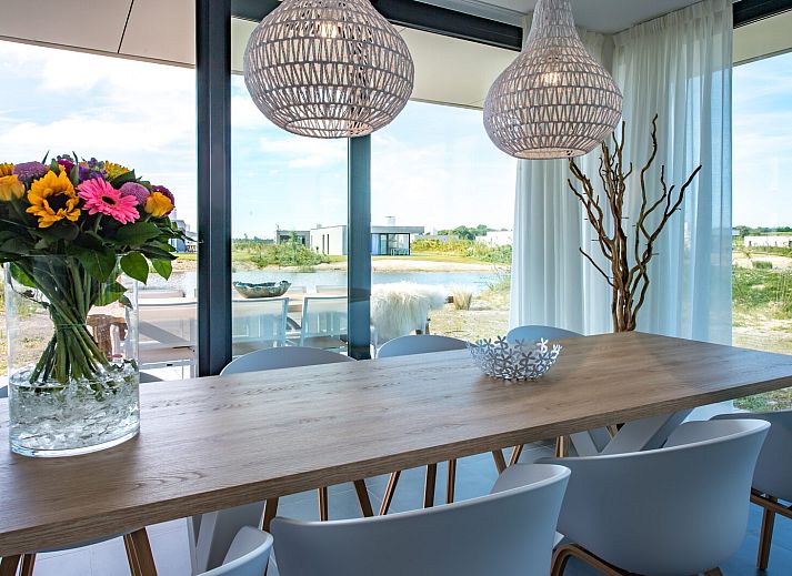 Geniet van een ontspannen terras bij Zandbank 14, De Groote Duynen in Kamperland, met uitzicht op het serene water.