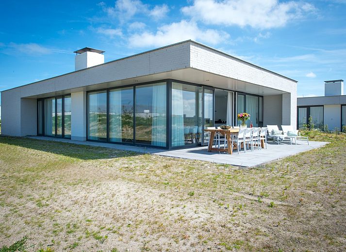 Lichte woonkamer in Zandbank 14, De Groote Duynen, Kamperland, met moderne inrichting en uitzicht op de natuur.