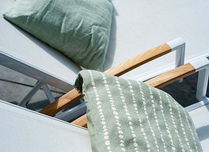 Lichte woonkamer in Zandbank 14, De Groote Duynen, Kamperland, met moderne inrichting en uitzicht op de natuur.