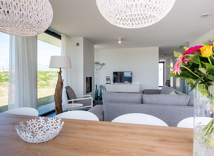 Lichte woonkamer in Zandbank 14, De Groote Duynen, Kamperland, met moderne inrichting en uitzicht op de natuur.