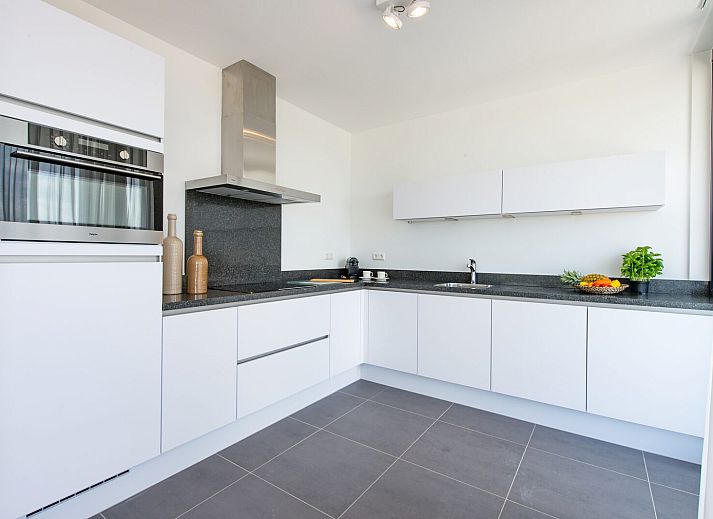 Lichte woonkamer in Zandbank 14, De Groote Duynen, Kamperland, met moderne inrichting en uitzicht op de natuur.