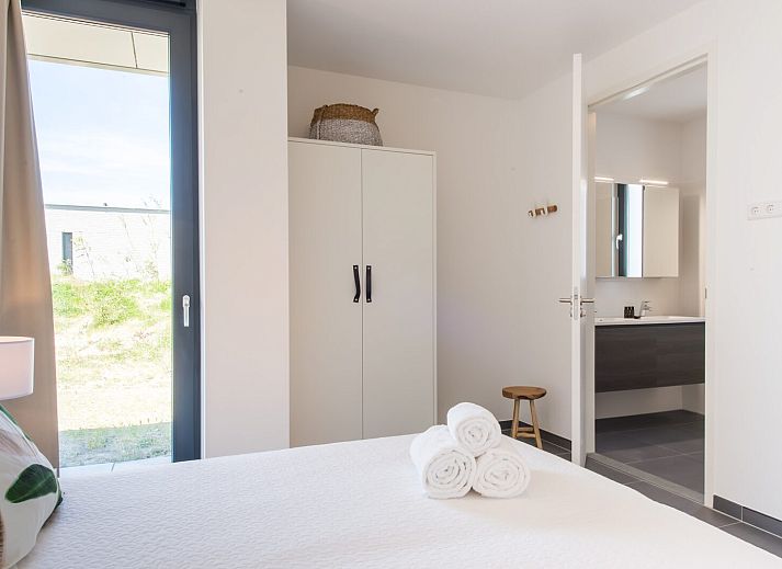 Stijlvolle zithoek met open haard in Zandbank 14, De Groote Duynen, Kamperland, perfect voor ontspanning.