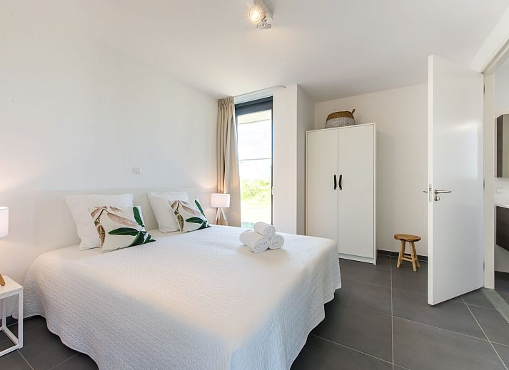 Stijlvolle zithoek met open haard in Zandbank 14, De Groote Duynen, Kamperland, perfect voor ontspanning.