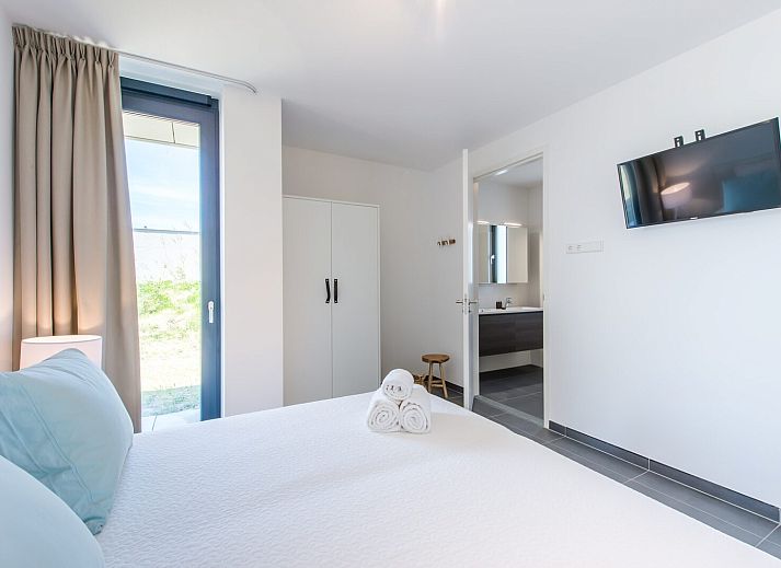 Stijlvolle zithoek met open haard in Zandbank 14, De Groote Duynen, Kamperland, perfect voor ontspanning.