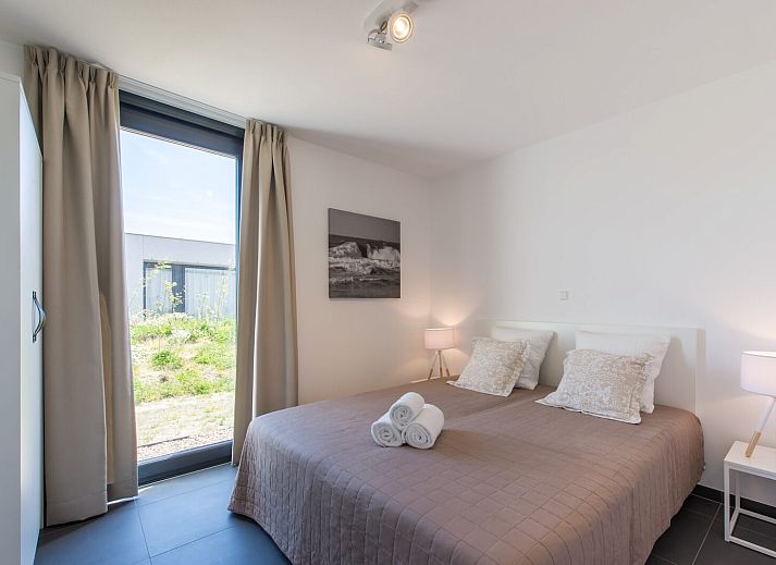 Stijlvolle zithoek met open haard in Zandbank 14, De Groote Duynen, Kamperland, perfect voor ontspanning.