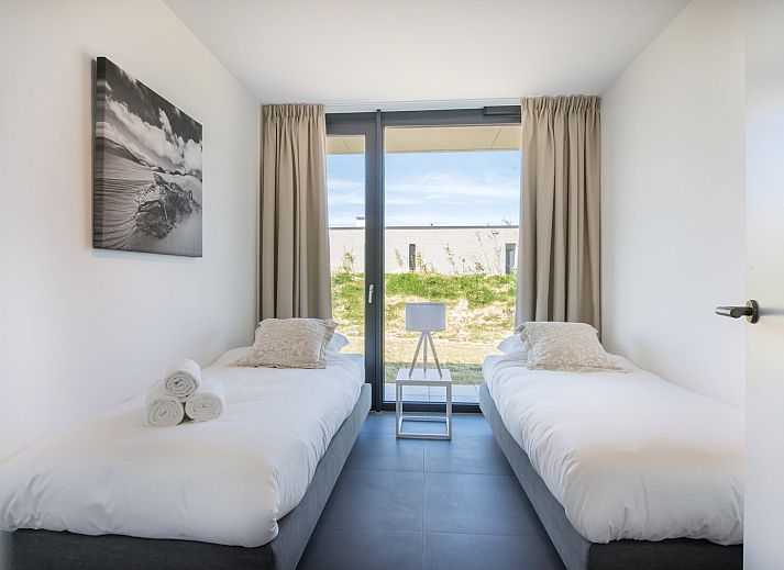 Stijlvolle zithoek met open haard in Zandbank 14, De Groote Duynen, Kamperland, perfect voor ontspanning.