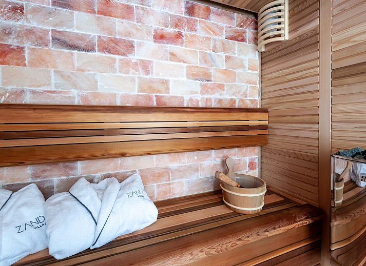 Eetruimte in Zandbank 14, De Groote Duynen, Kamperland, met uitzicht op de tuin en moderne verlichting.