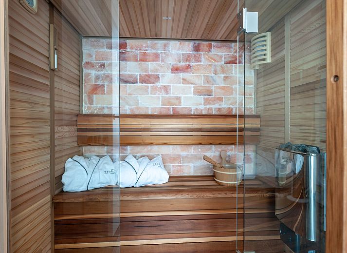 Eetruimte in Zandbank 14, De Groote Duynen, Kamperland, met uitzicht op de tuin en moderne verlichting.