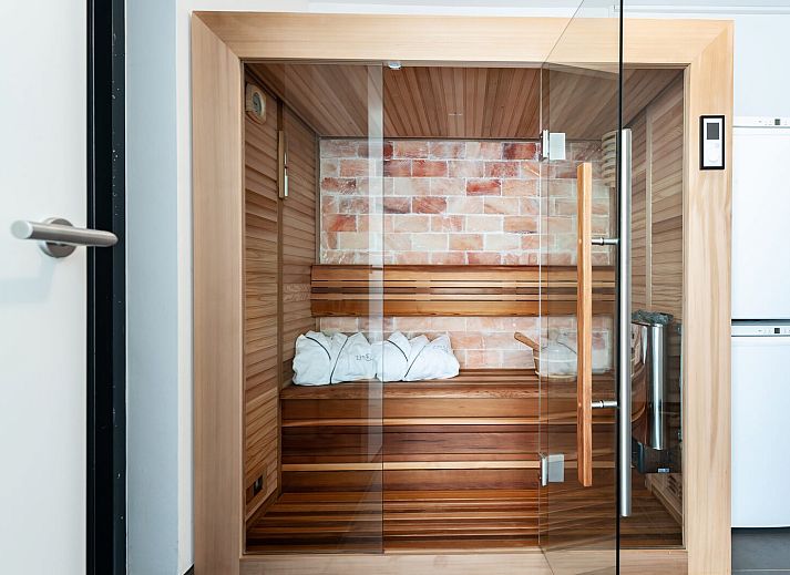 Eetruimte in Zandbank 14, De Groote Duynen, Kamperland, met uitzicht op de tuin en moderne verlichting.