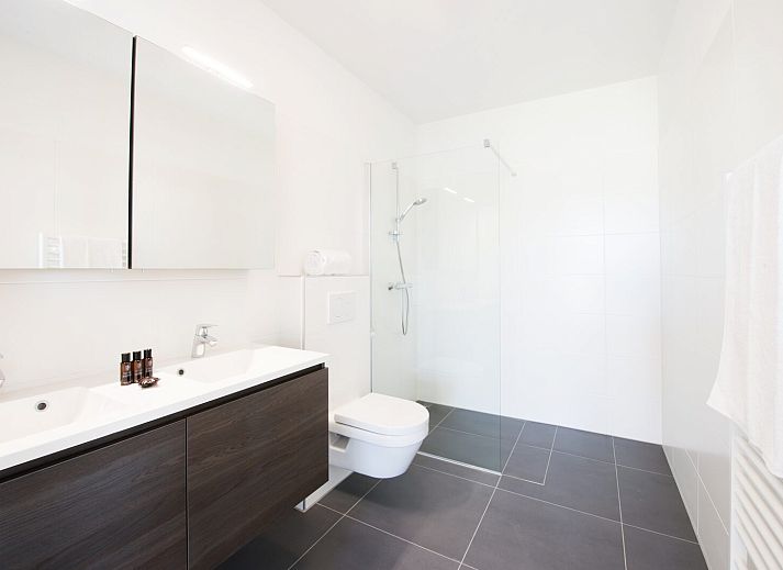 Eetruimte in Zandbank 14, De Groote Duynen, Kamperland, met uitzicht op de tuin en moderne verlichting.