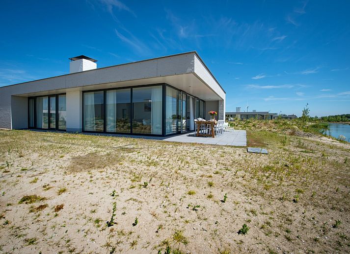Ruim terras van Zandbank 14, De Groote Duynen in Kamperland, ideaal voor buiten dineren met familie.