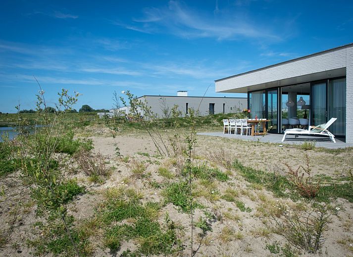 Ruim terras van Zandbank 14, De Groote Duynen in Kamperland, ideaal voor buiten dineren met familie.