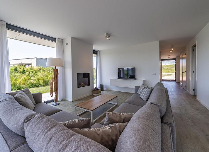 Stilvolles Wohnzimmer in Duinvallei 08, einem Ferienhaus in Kamperland, Noord-Beveland, mit Blick auf die gruene Umgebung.