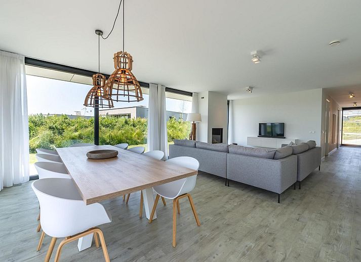 Stilvolles Wohnzimmer in Duinvallei 08, einem Ferienhaus in Kamperland, Noord-Beveland, mit Blick auf die gruene Umgebung.