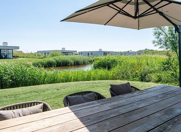 Helles, modern eingerichtetes Wohnzimmer in Duinvallei 08, einem Ferienhaus in Kamperland, Zeeland.