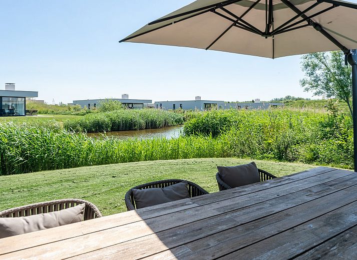 Helles, modern eingerichtetes Wohnzimmer in Duinvallei 08, einem Ferienhaus in Kamperland, Zeeland.