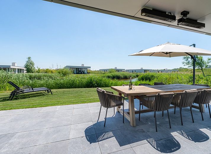 Helles, modern eingerichtetes Wohnzimmer in Duinvallei 08, einem Ferienhaus in Kamperland, Zeeland.