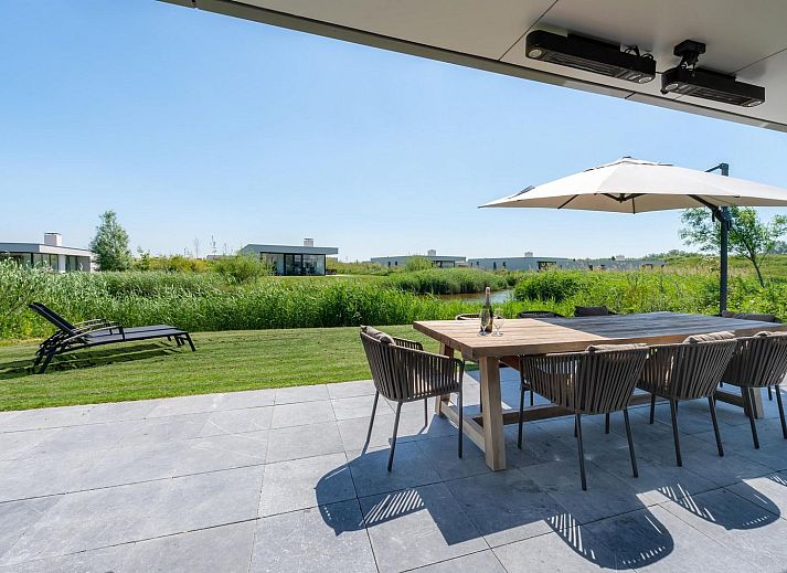 Essecke mit grossen Fenstern in Duinvallei 08, Ferienhaus in Kamperland, Noord-Beveland, mit Blick auf die Natur.