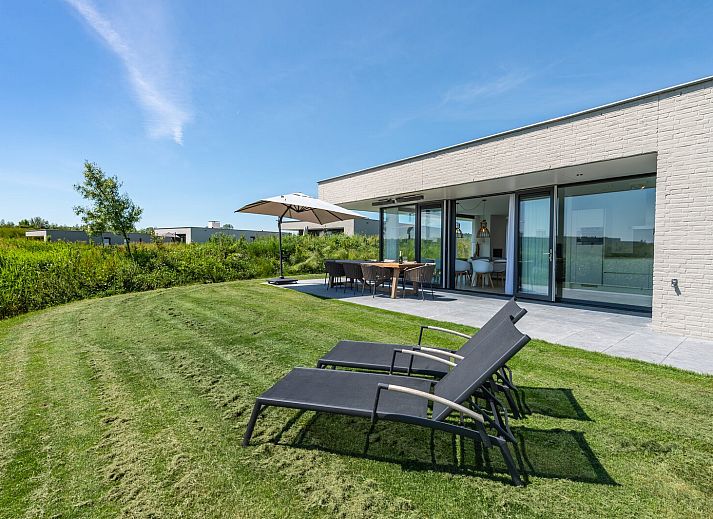 Essecke mit grossen Fenstern in Duinvallei 08, Ferienhaus in Kamperland, Noord-Beveland, mit Blick auf die Natur.
