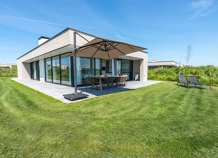 Essecke mit grossen Fenstern in Duinvallei 08, Ferienhaus in Kamperland, Noord-Beveland, mit Blick auf die Natur.