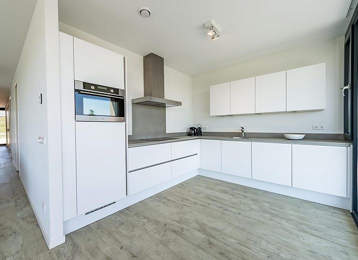 Essecke mit grossen Fenstern in Duinvallei 08, Ferienhaus in Kamperland, Noord-Beveland, mit Blick auf die Natur.