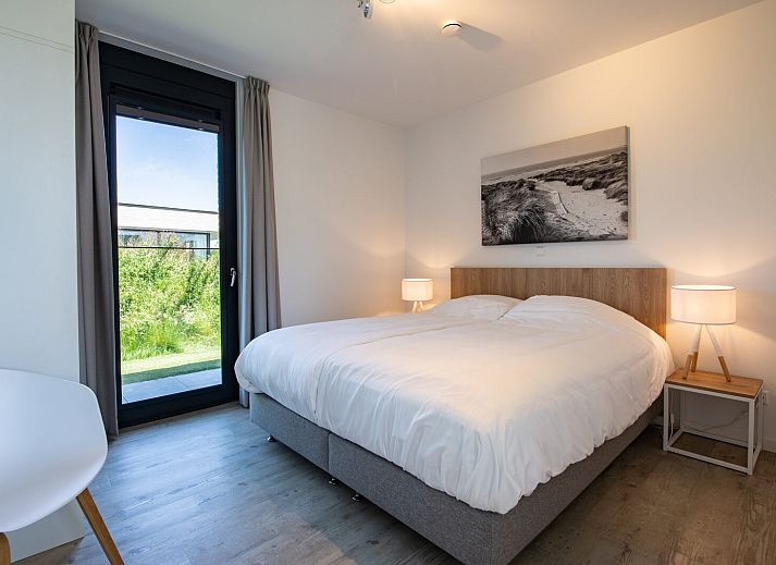 Geraeumiges Esszimmer mit Designerlampen in Duinvallei 08, Ferienhaus in Kamperland, Noord-Beveland, Zeeland.