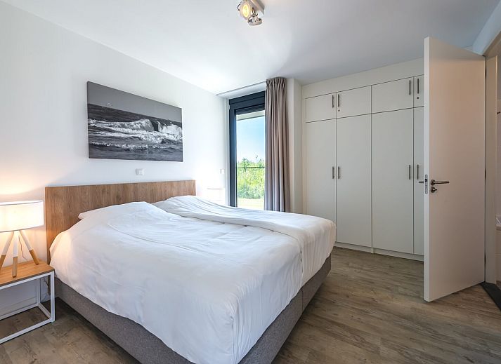 Geraeumiges Esszimmer mit Designerlampen in Duinvallei 08, Ferienhaus in Kamperland, Noord-Beveland, Zeeland.