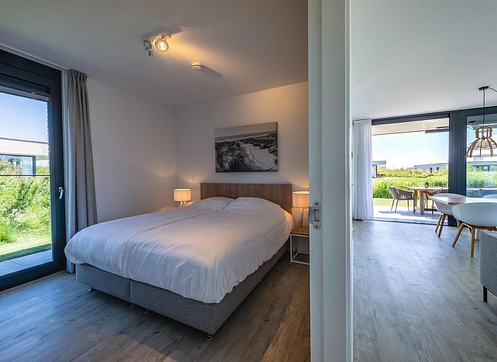 Moderne Kueche in Duinvallei 08, einem Ferienhaus in Kamperland, Noord-Beveland, mit klaren Linien und viel Licht.