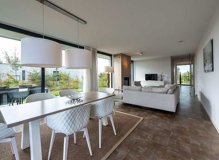 Eetruimte in Waterlijn 28, een vakantiehuis in Kamperland, Noord-Beveland, Zeeland met uitzicht op de natuur.