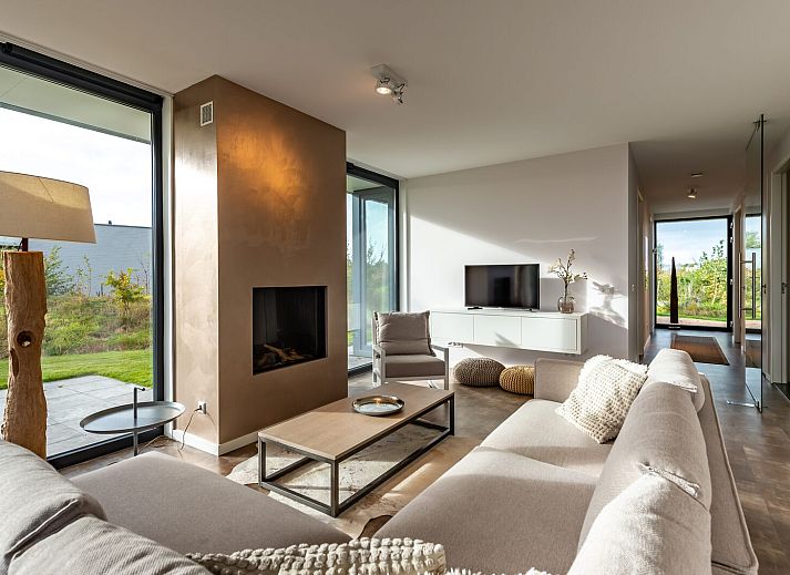 Eetruimte in Waterlijn 28, een vakantiehuis in Kamperland, Noord-Beveland, Zeeland met uitzicht op de natuur.