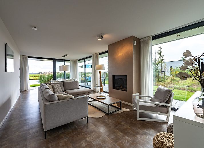 Eetruimte in Waterlijn 28, een vakantiehuis in Kamperland, Noord-Beveland, Zeeland met uitzicht op de natuur.