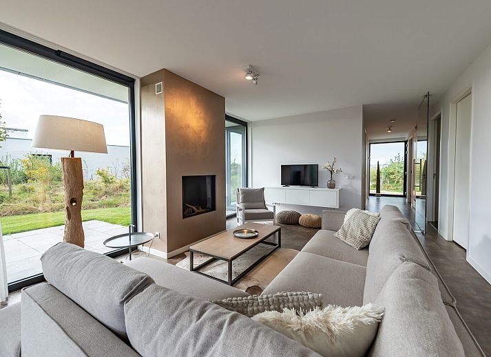 Eetruimte in Waterlijn 28, een vakantiehuis in Kamperland, Noord-Beveland, Zeeland met uitzicht op de natuur.