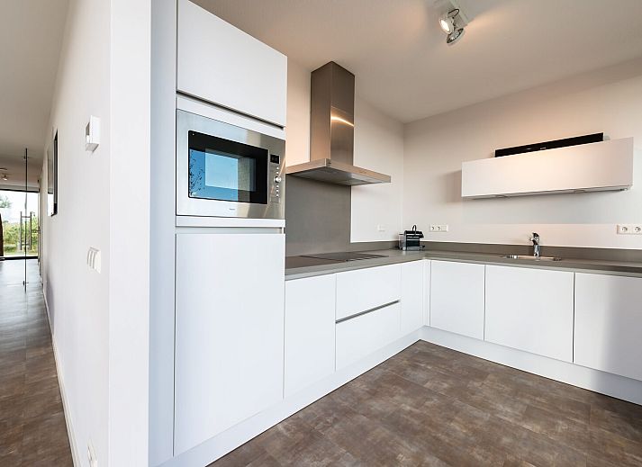 Gezellige zithoek in Waterlijn 28, vakantiehuis in Kamperland, Zeeland met moderne inrichting.