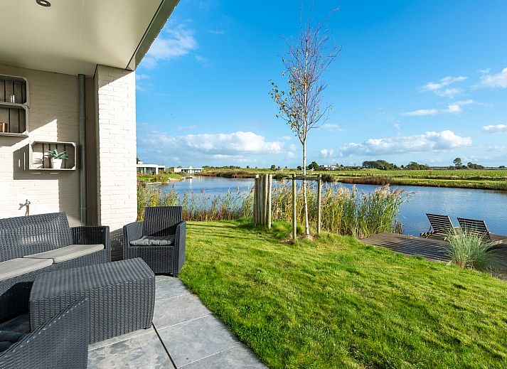 Gezellige zithoek in Waterlijn 28, vakantiehuis in Kamperland, Zeeland met moderne inrichting.