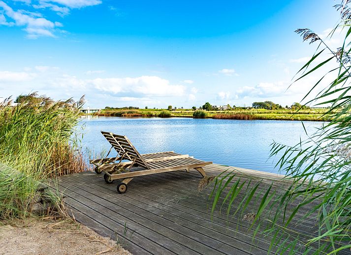 Gezellige zithoek in Waterlijn 28, vakantiehuis in Kamperland, Zeeland met moderne inrichting.