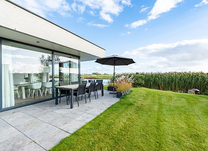 Gezellige zithoek in Waterlijn 28, vakantiehuis in Kamperland, Zeeland met moderne inrichting.