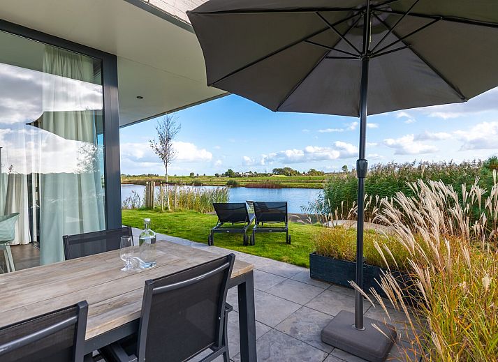 Lichte woonkamer met open haard in Waterlijn 28, vakantiehuis in Kamperland, Noord-Beveland.