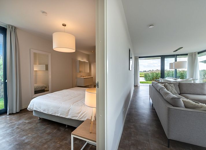 Lichte woonkamer met open haard in Waterlijn 28, vakantiehuis in Kamperland, Noord-Beveland.