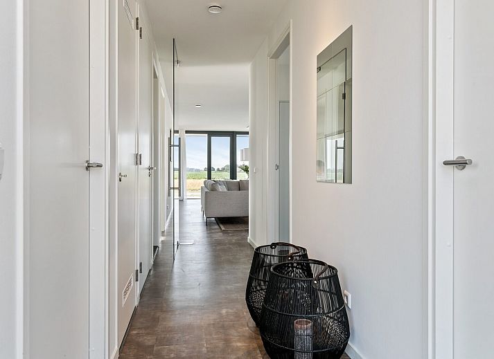 Lichte woonkamer met open haard in Waterlijn 28, vakantiehuis in Kamperland, Noord-Beveland.