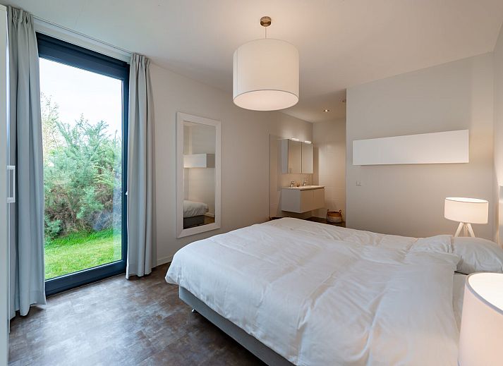 Lichte woonkamer met open haard in Waterlijn 28, vakantiehuis in Kamperland, Noord-Beveland.