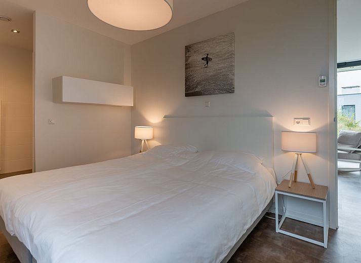 Lichte woonkamer met open haard in Waterlijn 28, vakantiehuis in Kamperland, Noord-Beveland.