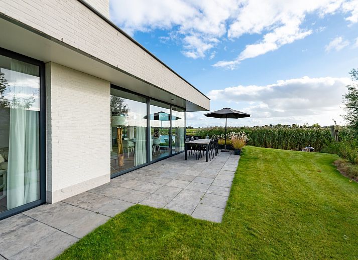 Moderne keuken in Waterlijn 28, vakantiehuis in Kamperland, Noord-Beveland, Zeeland.