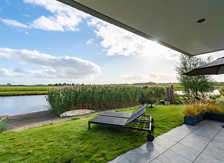 Terras met uitzicht op water bij Waterlijn 28, vakantiehuis in Kamperland, Zeeland.